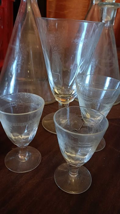 Copos de cristal e chávenas de café e chá de coleção