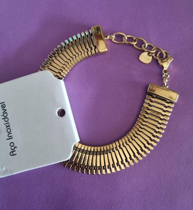 Pulseira dourada, em aço, grossa e com extensor