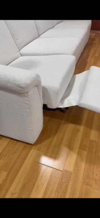 Sofá grande e excelente com suporte para pés