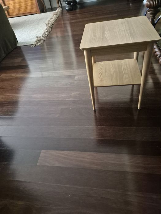 Mesa de apoio ou mesinha de cabeceira