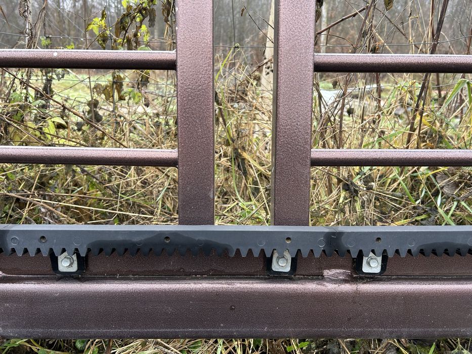 Brama przesuwna otwiera się w lewo patrzac od domu