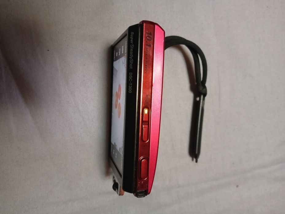 Фотоапарат Sony Cyber-Shot T300 цифровой в красном цвете.