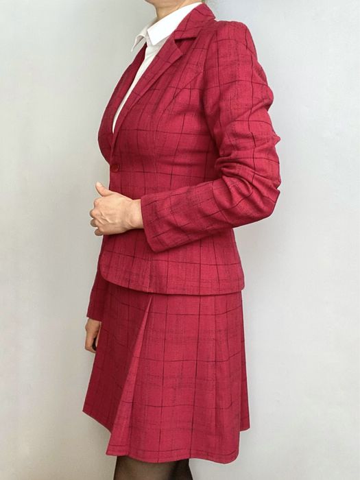 Elegancki kostium damski ze spódnicą burgundowy w kratę M/38