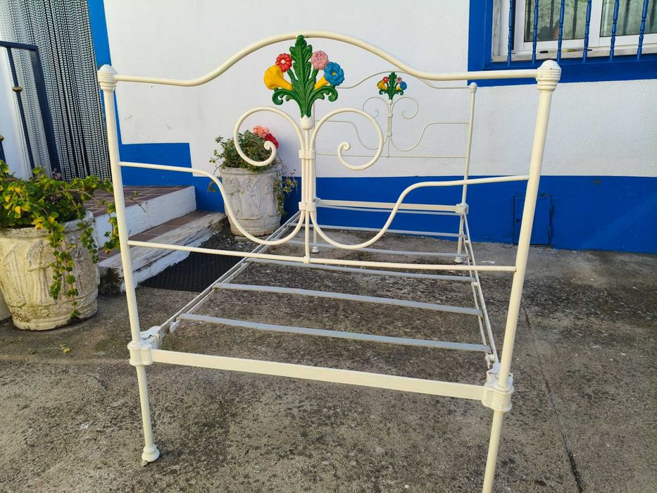 Cama antiga em ferro