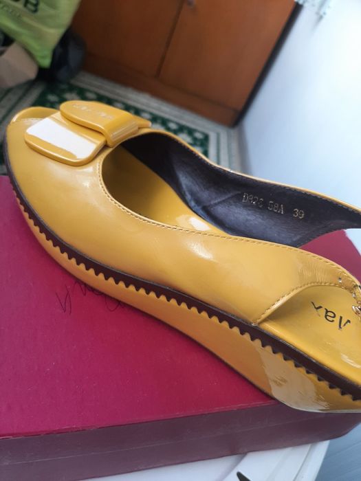 Продам босоніжки,шкіряні.