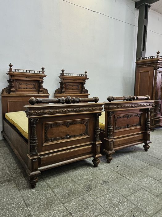 Dwa łóżka eklektyczne z szafkami nocnymi