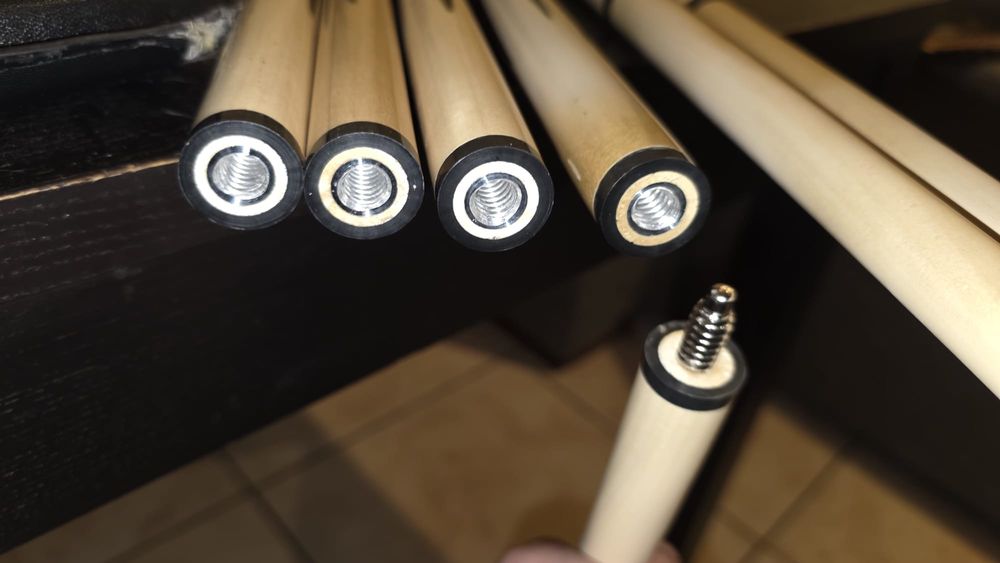 Taco de bilhar/sinuca em madeira com ponteira de couro – Design bicolo