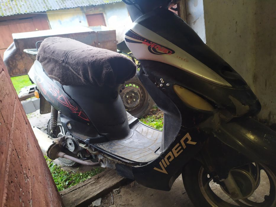 Скутер з документами на повному ходу.