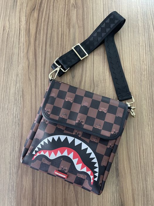 【SPRAYGROUND】4AMショルダーバッグ 新品 未使用 SPRAYGROUND】【ラスト1点】4AMショルダーバッグ 新品 未使用の通販