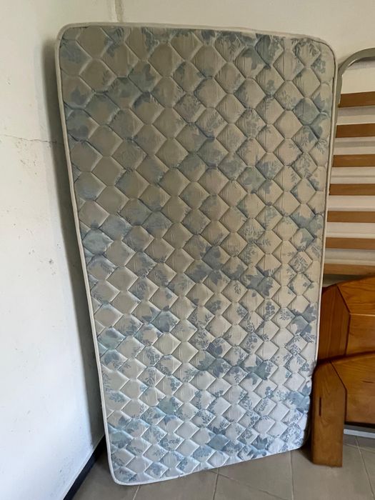 Cama solteiro em madeira com colchão