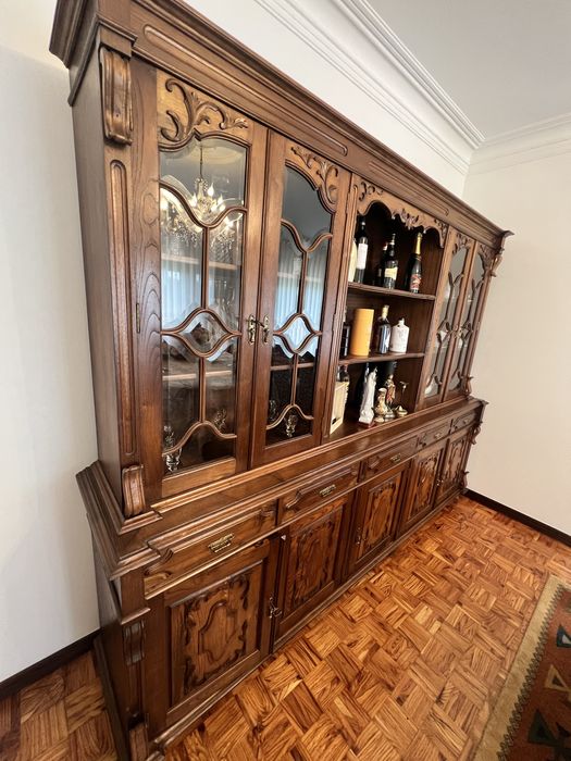 Móvel aparador com cristaleira antigo