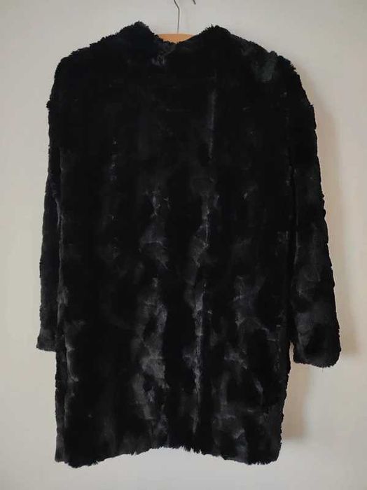 Sztuczne czarne futro Pull & Bear S