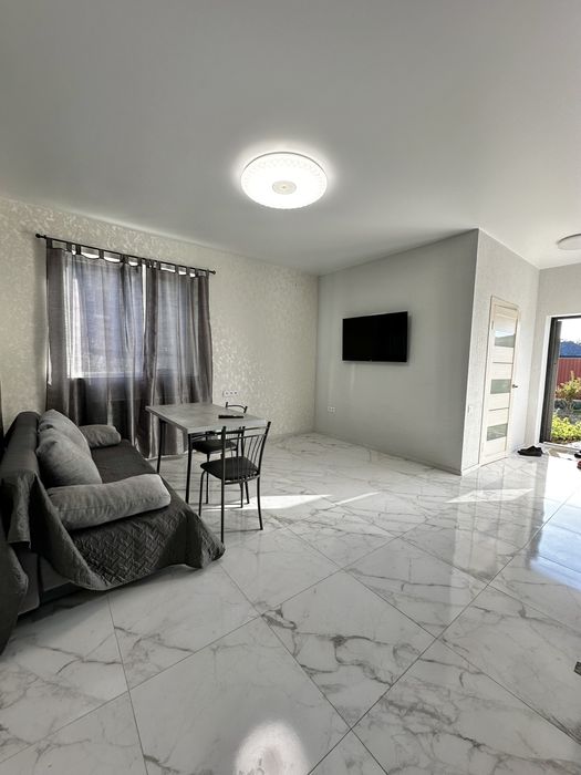 Новий гарний будинок біля моря