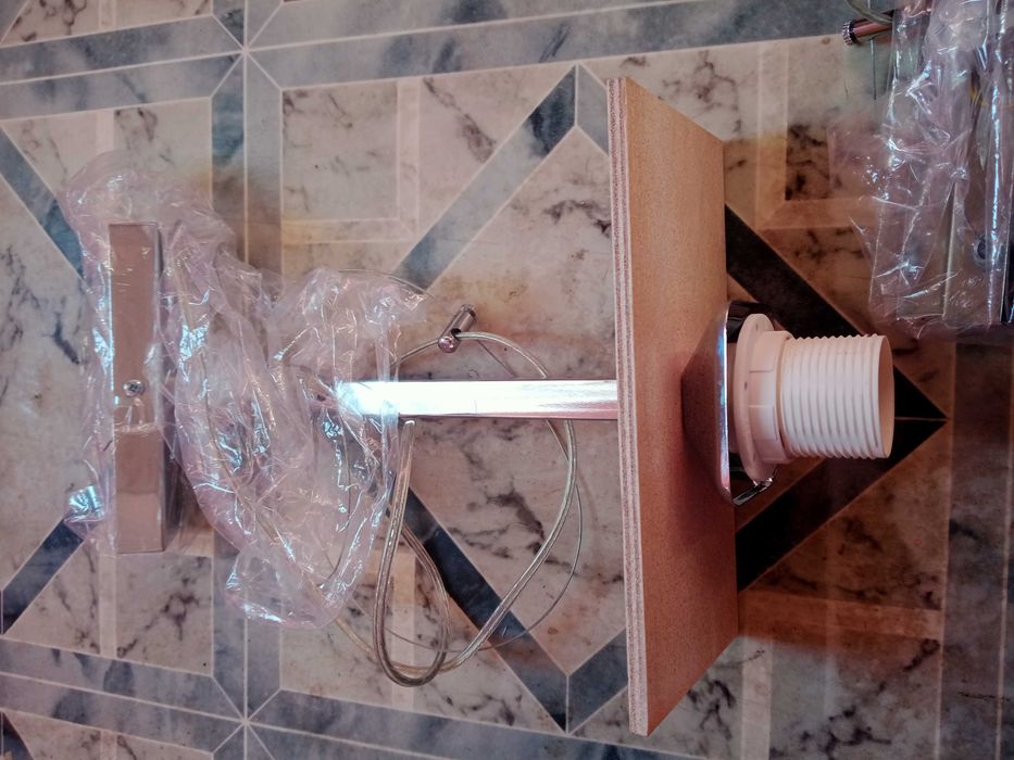 Trzy żyrandole i jeden kinkiet, komplet 4 sztuki