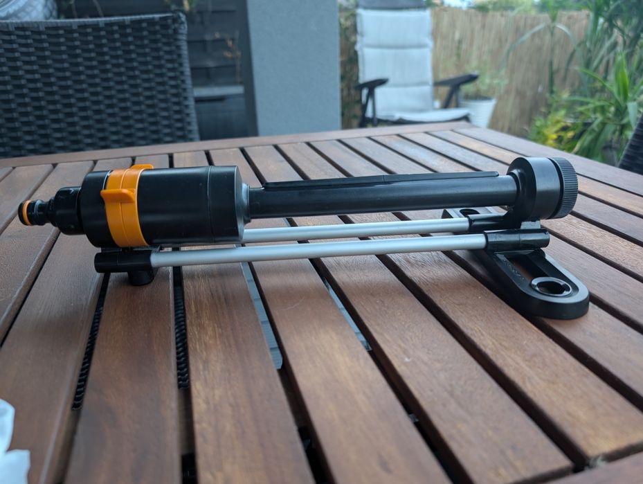 Wózek na wąż Hozelock + wąż 38m 1/2" + zraszacz Fiskars Solid M + złączki