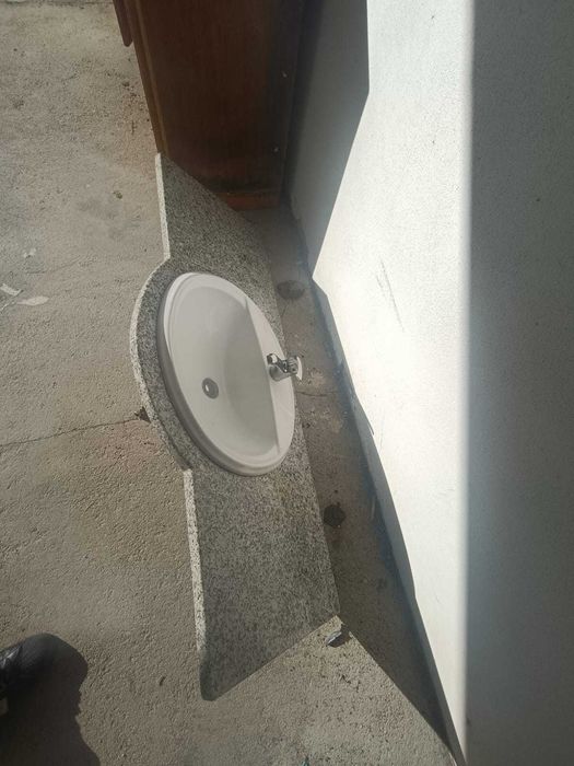 Pedra e lavatório com torneira ótimo estado