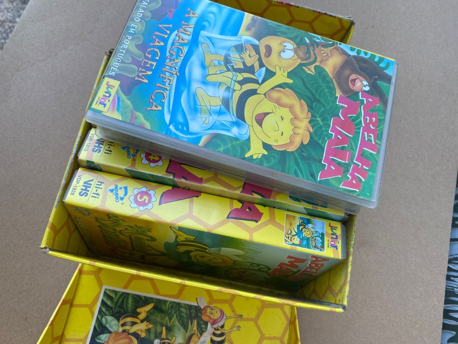 Pack caixa com 5 cassetes vhs da abelha Maia