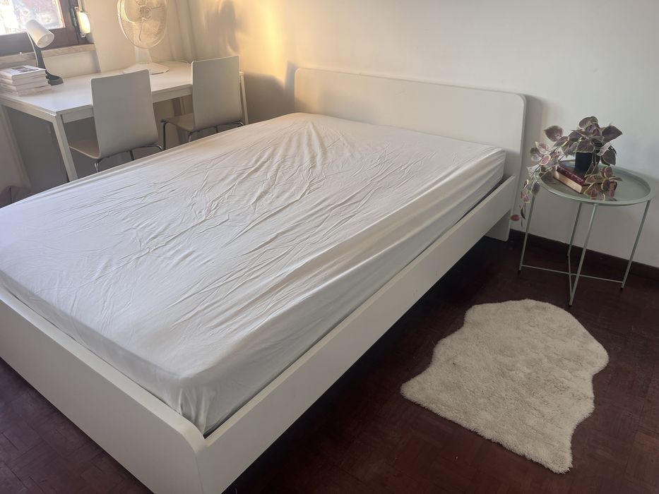 Cama IKEA MALM com colchão de molas e estrado Luröy