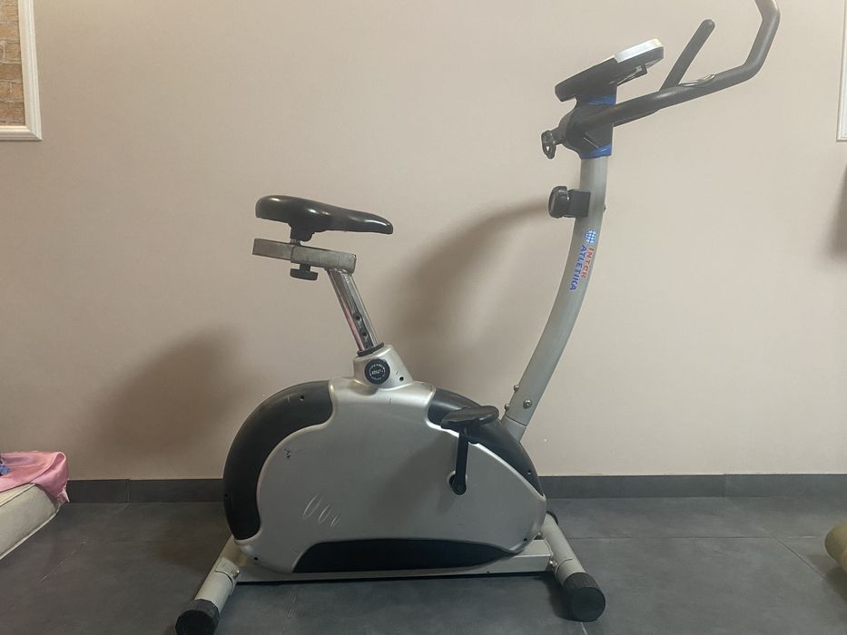 Велотренажер старого зразка. Важкий. Стійкий