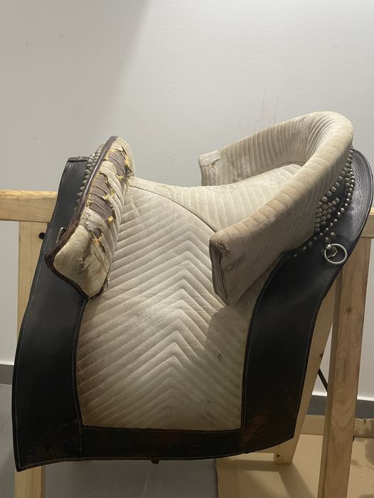 Sela portuguesa com xairel e rabecheira