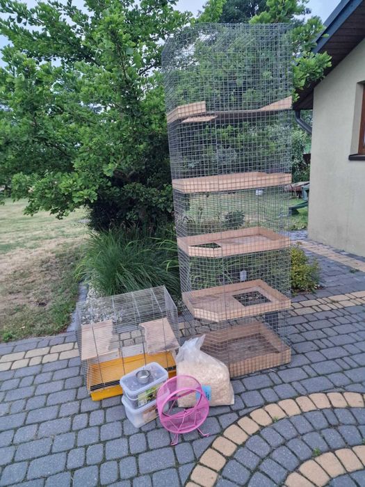 Bardzo ładna, solidna klatka dla zwierzaka plus akcesoria