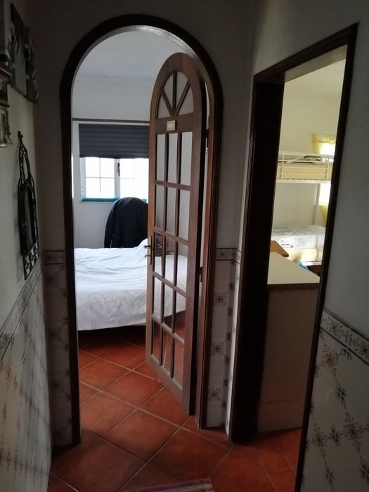 2 quartos rústicos, com uso de WC, sala e cozinha. Máximo 4 pessoas.