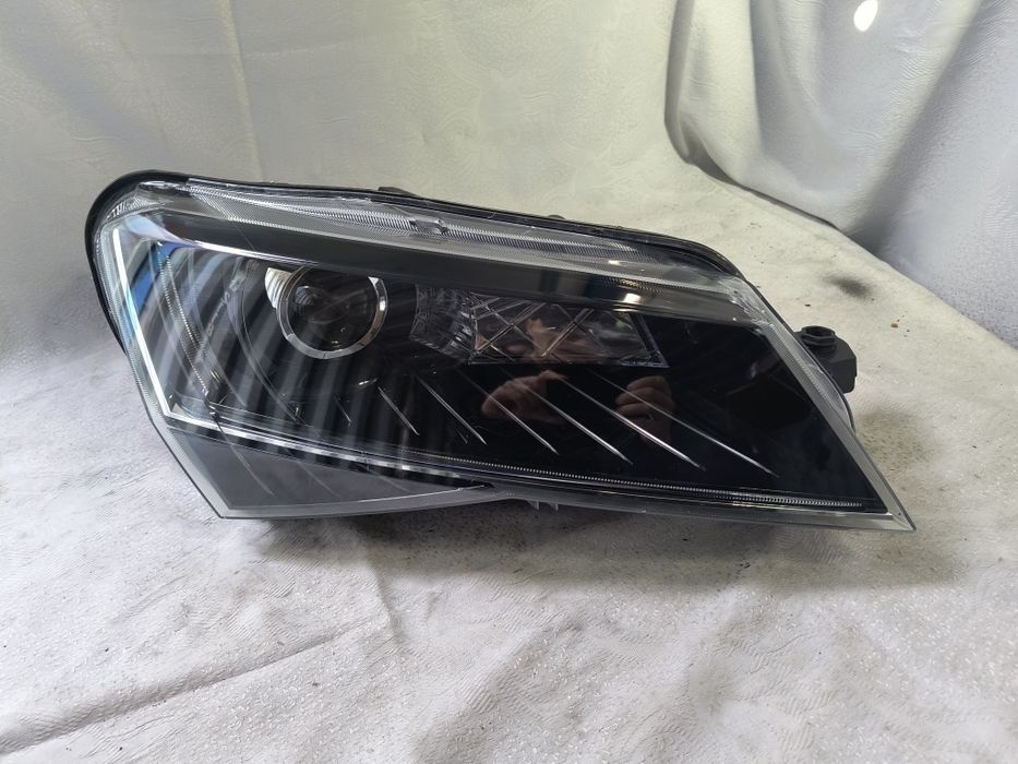 Lampa xenon prawa Skoda Superb III 3 Europa reflektor przedni prawy