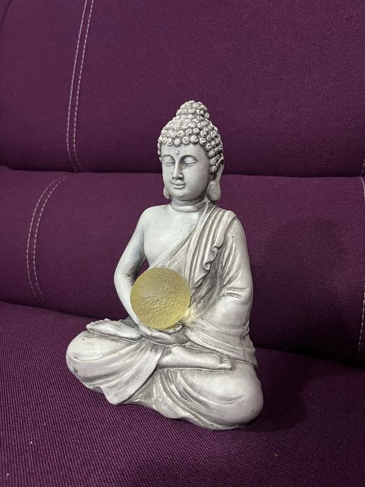 Budda solarny LED – świecąca kula, ładuje się sam