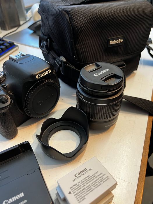 Canon 600D com lente, bateria extra e bolsa