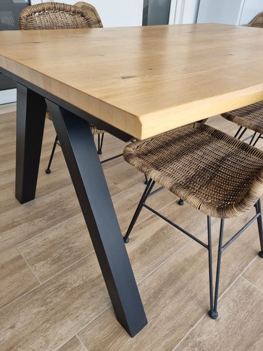 Mesa de madeira e cadeiras