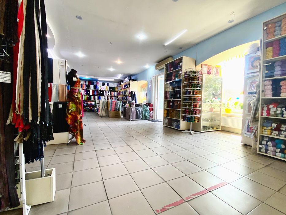 Комерційне приміщення на фасаді вул. Шкільна. Малий ринок.