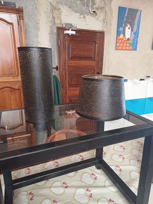 Peças decorativas e mesa