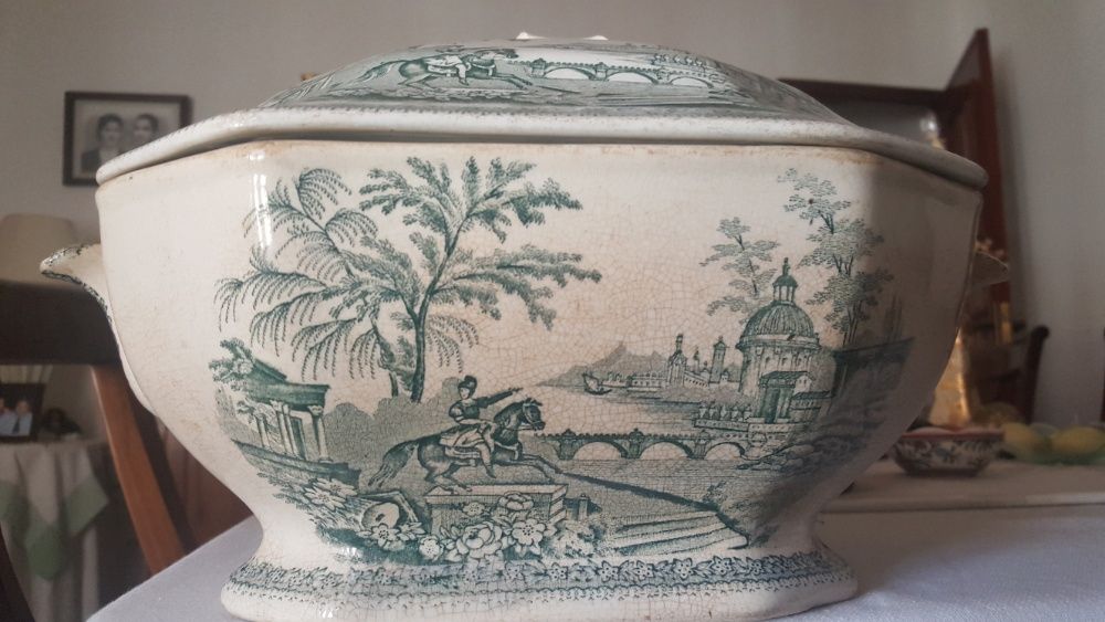 Terrina do século XIX da Real Fábrica de Sacavém