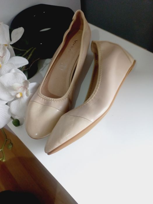 Nowe Eleganckie buty damskie   bezowe na małym koturnie 39