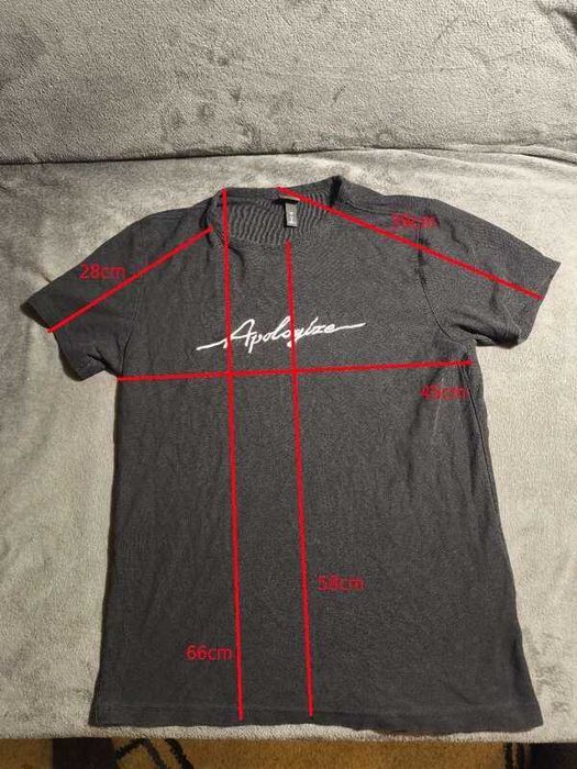 Czarny T‑shirt „Apologize”