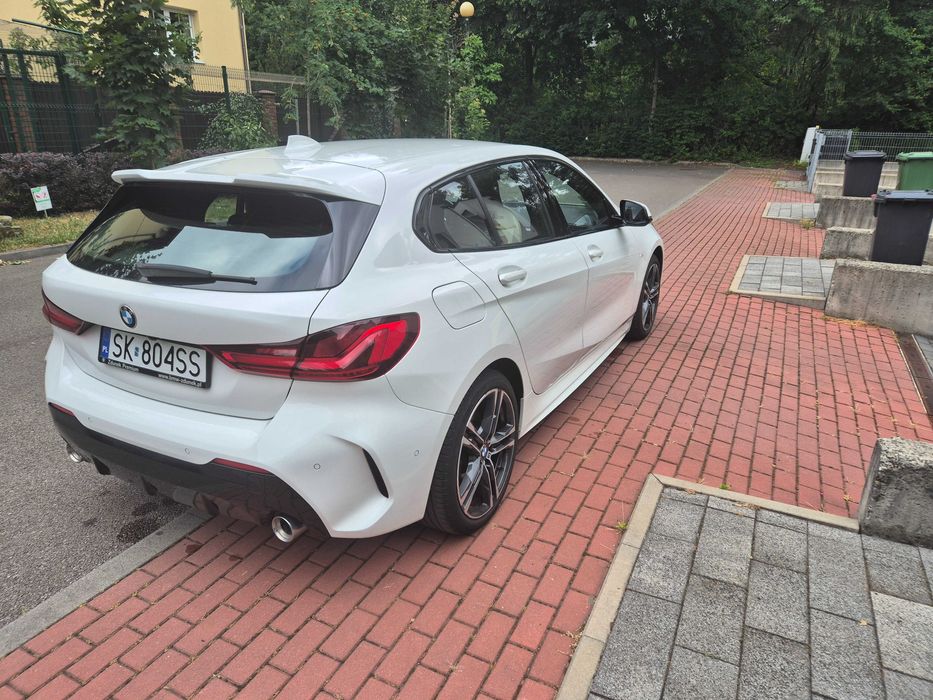 samochód osobowy BMW seria 1 F40