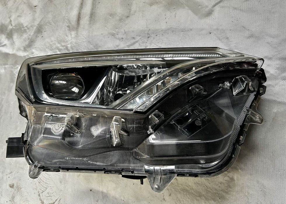 Toyota Rav4 IV Lampa prawalewy przód