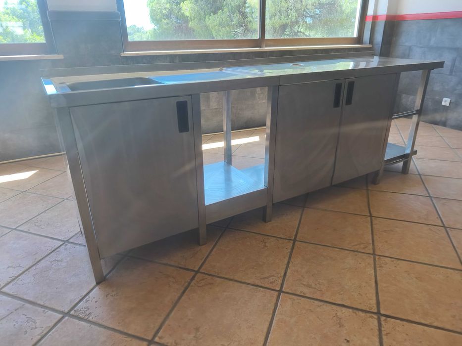Bancada de inox com lava-loiça
