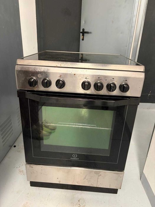 Fogão elétrico Indesit com placa vitrocerâmica e forno