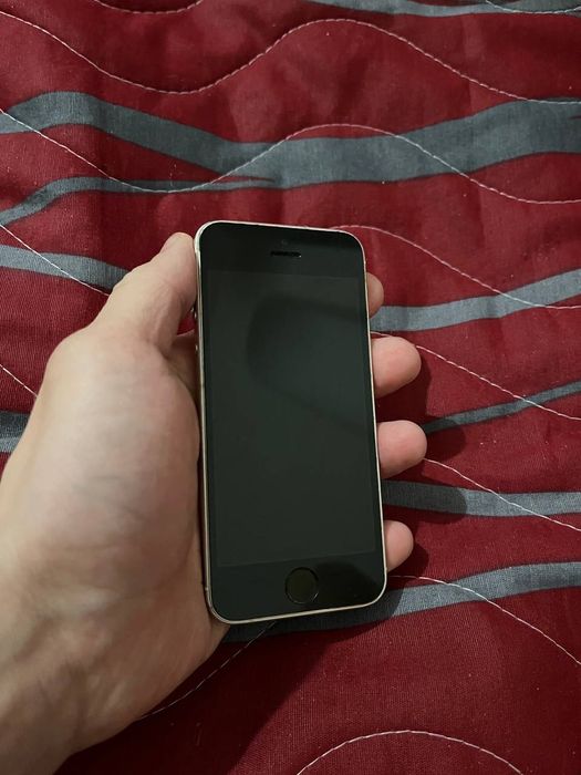 Продам iPhone SE 2016