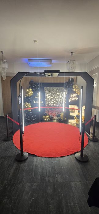 OBRACAJ CHWILĘ – Fotobudka 360 Overhead!