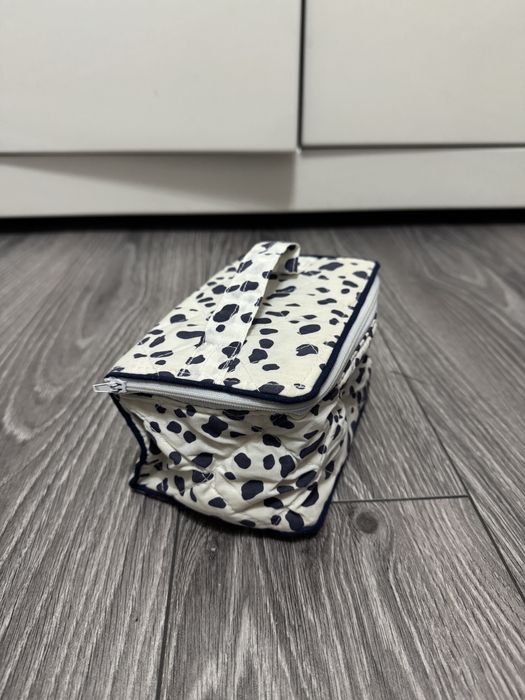 Mała biała kosmetyczka