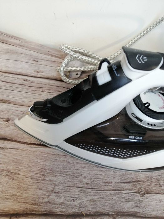 Żelazko parowe ZeroCalc Z1 2800 z technologią Anticalcare uszkodzone