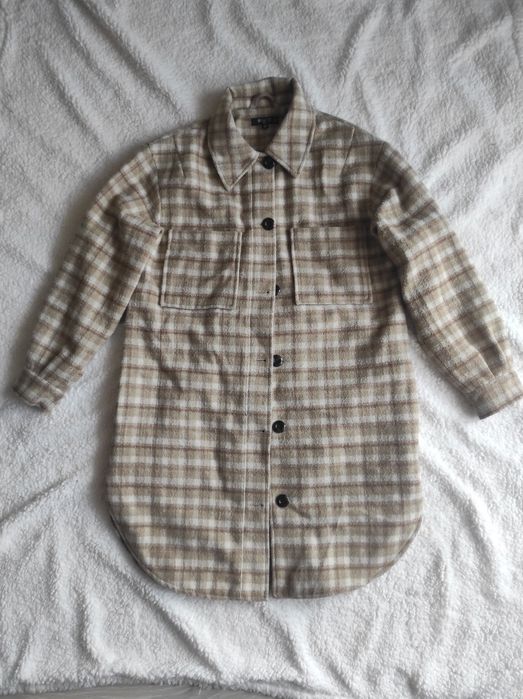 Stylowa damska koszulowa kurtka typu shacket w modną kratę.
Ciepła, wy