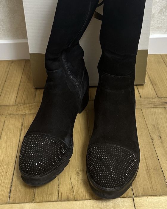 Високі замшеві сапожки