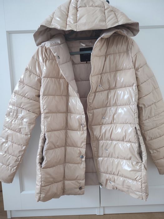 Kurtka zimowa beżowa błyszcząca pikowana ocieplana Mohito rozm 34 36 X