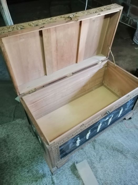 Mesa e arca oriental com + de 30 anos64729673892355124