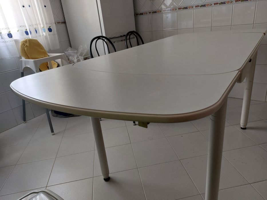 Conjunto de mesa e quatro cadeiras em ótimo estado