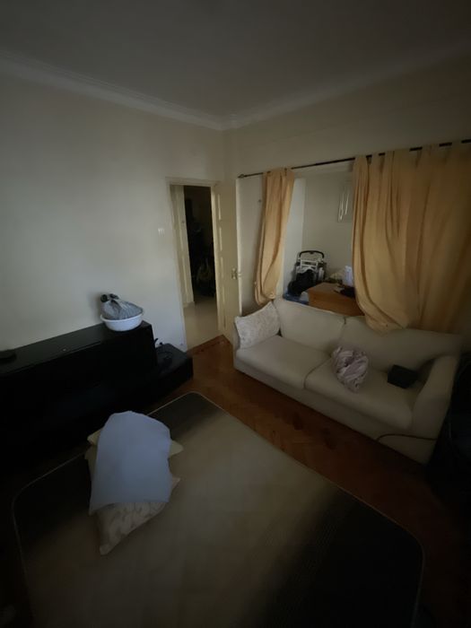 Quarto grande com 2 divisorias para arrendar