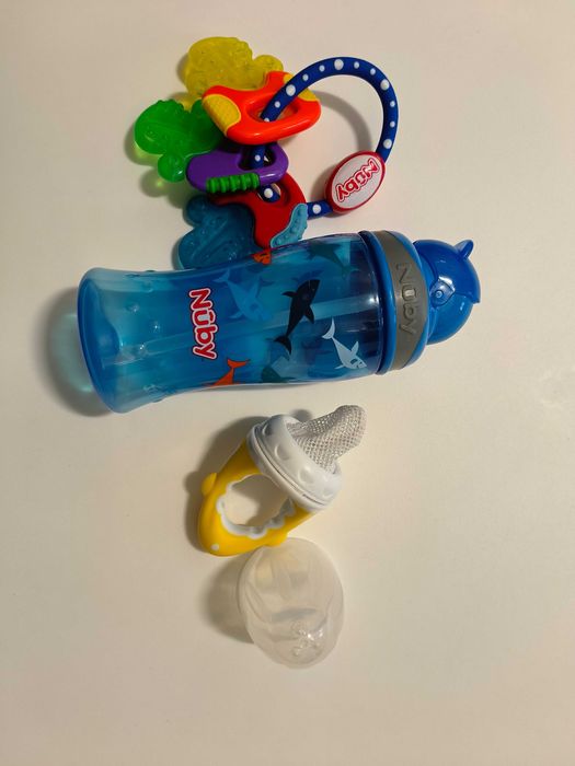 Mordedor Nuby, garrafa de água Nuby e Alimentador de fruta em rede